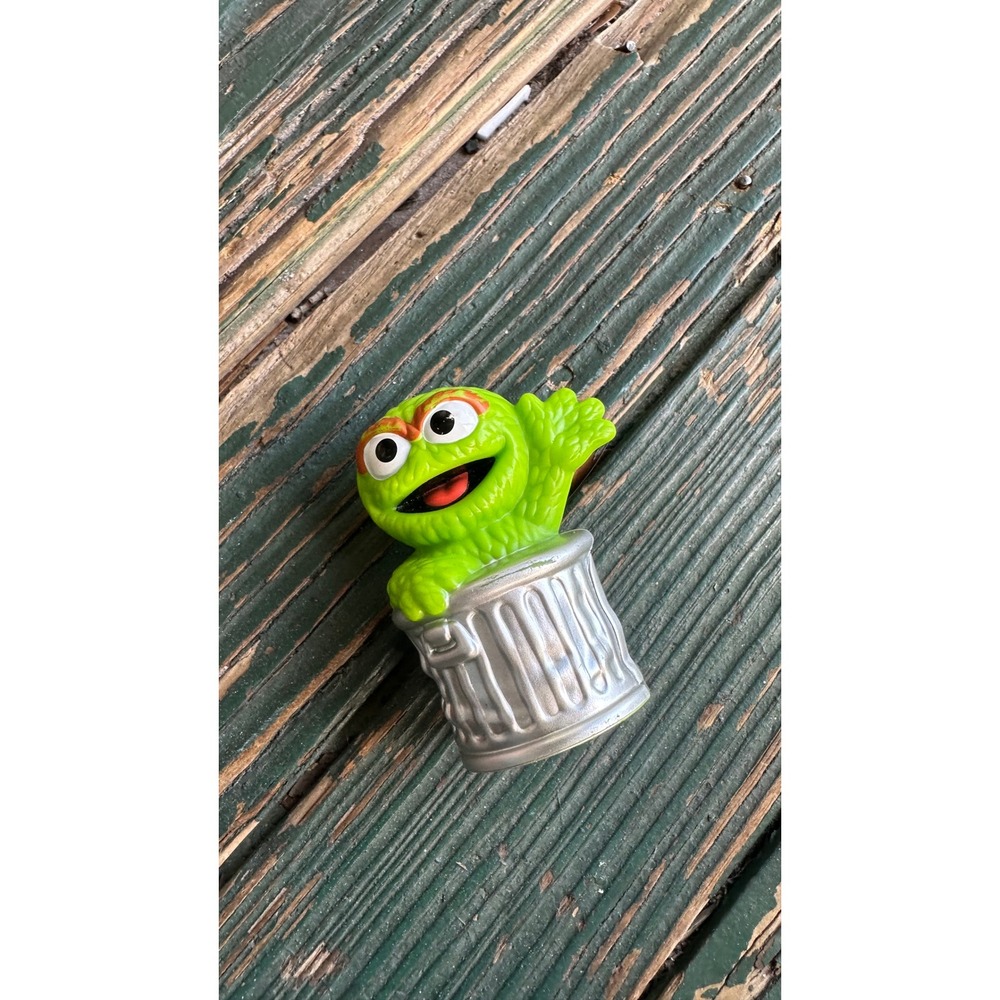 Hasbro Sesame Street Oscar the Grouch Trash Can Figure 2013 C3644 3 Inch